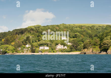 Guardando oltre al Mill Bay dall'estuario / Harbour, Salcombe, Devon UK. Foto Stock