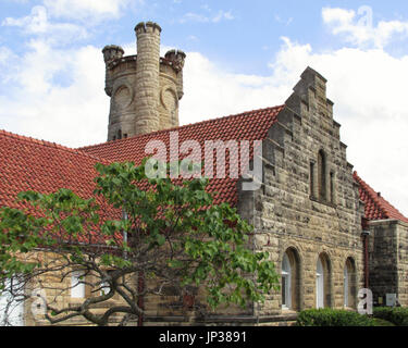 La vecchia Santa Fe di deposito dei treni in Shawnee Oklahoma è ora un museo. L'edificio ha un interessante torre in pietra. Questa vista è dal lato. Foto Stock