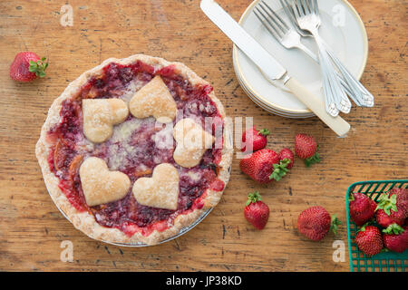 A forma di cuore ad impasto sulla torta di berry pronto a servire Foto Stock