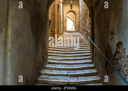 PITIGLIANO, Italia - 21 Maggio 2017 - Vista di un bellissimo e strada tipica della città medievale di Pitigliano vicino la città di Grosseto in Toscana. Foto Stock