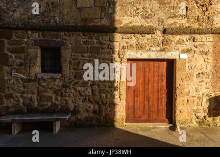 PITIGLIANO, Italia - 21 Maggio 2017 - Vista di un bellissimo e strada tipica della città medievale di Pitigliano vicino la città di Grosseto in Toscana. Foto Stock