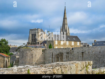 Francia, Bretagna Cotes-d'Armor dipartimento, Guingamp, Chateau de Pierre II era parte della città rampards, sullo sfondo la Basilica Notre Dame de Foto Stock