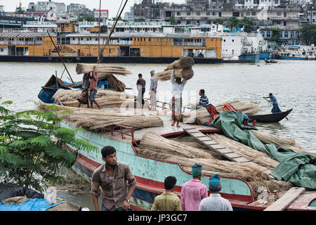 I lavoratori sulla banchina di fronte "Rocket", battello a vapore, fiume Buriganga, Dacca in Bangladesh Foto Stock