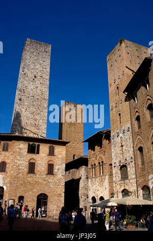 Piazza del Duomo, che mostra la Torre Chigi e le torri dei Salvucci, San Gimignano Provincia di Siena, Toscana, Italia Foto Stock