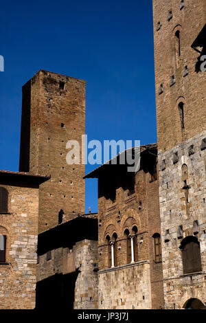 Piazza del Duomo, che mostra la Torre Chigi e la torre Pesciolini, San Gimignano, Toscana, Italia Foto Stock