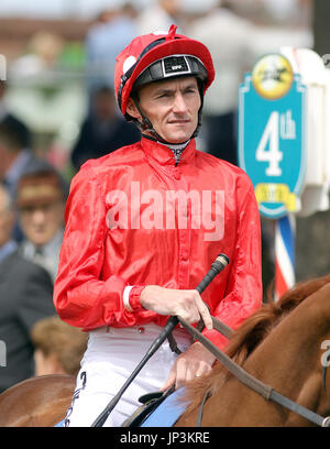 Jockey Daniel Tudhope durante il giorno uno del John Smith's Cup incontro a York Racecourse Foto Stock