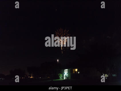 Fuochi d'artificio su un lago vista laterale il 4 luglio Foto Stock