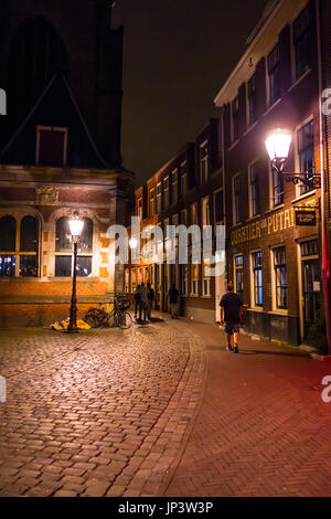 Il piccolo e bellissimo corsie e marciapiedi nel centro della città di Amsterdam - AMSTERDAM - OLANDA Foto Stock