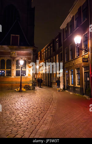 Il piccolo e bellissimo corsie e marciapiedi nel centro della città di Amsterdam - AMSTERDAM - OLANDA Foto Stock