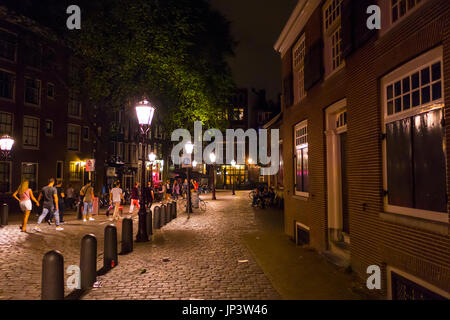 Il piccolo e bellissimo corsie e marciapiedi nel centro della città di Amsterdam - AMSTERDAM - OLANDA Foto Stock