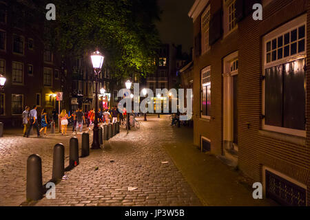 Il piccolo e bellissimo corsie e marciapiedi nel centro della città di Amsterdam - AMSTERDAM - OLANDA Foto Stock