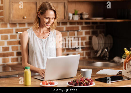 Abile commesso la donna che lavora da casa Foto Stock