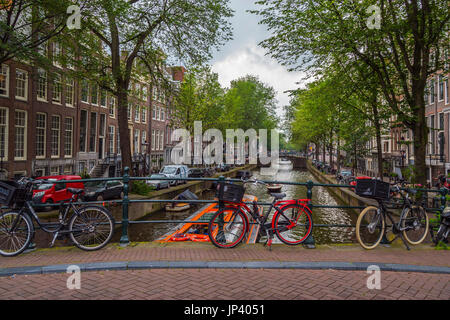 Tipica vista sui canali di Amsterdam City Centre - AMSTERDAM - OLANDA Foto Stock