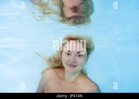 Ritratto di una donna sotto l'acqua Foto Stock