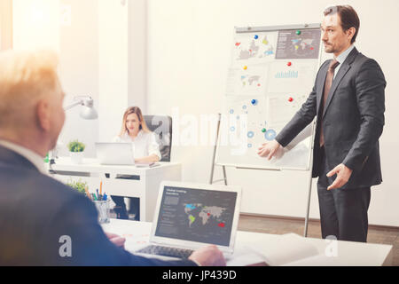 Ambizioso giovane imprenditore spiegando la sua strategia di business Foto Stock