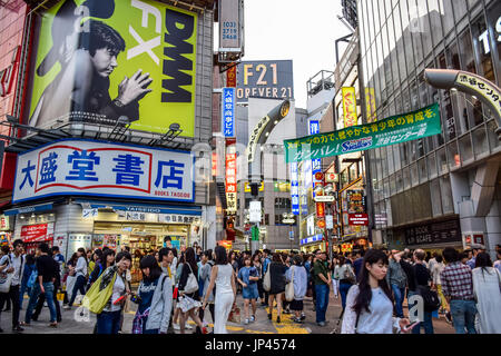 TOKYO, Giappone - 15 Maggio: folle a Shibuya, i famosi centri di moda del Giappone Foto Stock