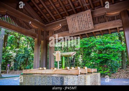 TOKYO, Giappone - 15 Maggio: originale giapponese acqua del bilanciere benedizione e pregare per la buona salute e felicità si trova nel Tempio di Meiji, Shibuya, Tokyo Foto Stock