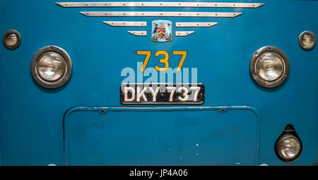 Un autobus d'epoca e un servizio di filobus presso il Museo Industriale in Bradford, West Yorkshire. Foto Stock