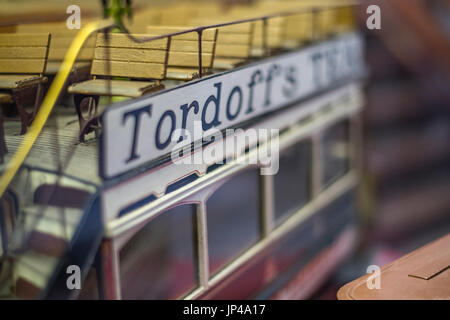 Un autobus d'epoca e un servizio di filobus presso il Museo Industriale in Bradford, West Yorkshire. Foto Stock