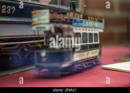 Un autobus d'epoca e un servizio di filobus presso il Museo Industriale in Bradford, West Yorkshire. Foto Stock