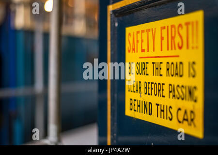 Un autobus d'epoca e un servizio di filobus presso il Museo Industriale in Bradford, West Yorkshire. Foto Stock