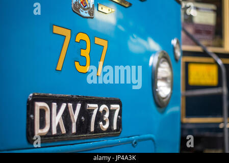 Un autobus d'epoca e un servizio di filobus presso il Museo Industriale in Bradford, West Yorkshire. Foto Stock