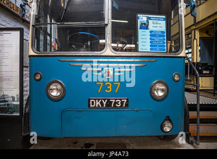 Un autobus d'epoca e un servizio di filobus presso il Museo Industriale in Bradford, West Yorkshire. Foto Stock