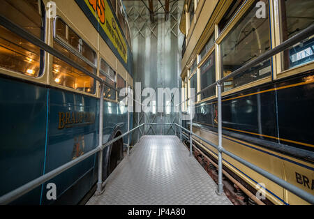 Un autobus d'epoca e un servizio di filobus presso il Museo Industriale in Bradford, West Yorkshire. Foto Stock