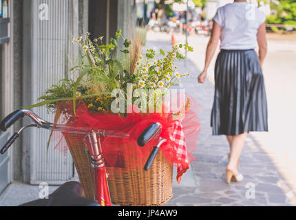 Fiori di primavera sulla bicicletta. Soft focus con effetto vintage stile foto Foto Stock