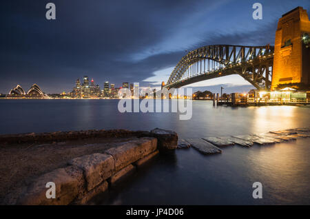 Vista di Sydney inclusa l'Harbour Bridge e Opera House di Kirribilli, Nord di Sydney, NSW, Australia Foto Stock