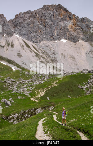 Alpina percorso a piedi attraverso Scharnitztal a sella Scharnitzjoch nelle Alpi del Tirolo, Austria Foto Stock