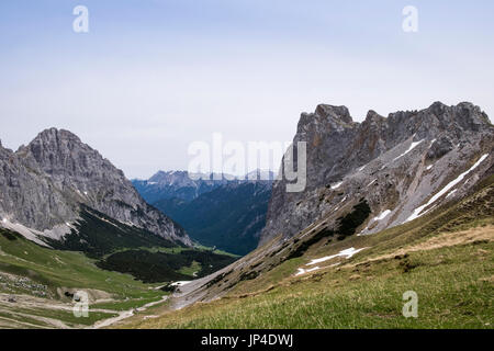 Alpina percorso a piedi attraverso Scharnitztal a sella Scharnitzjoch nelle Alpi del Tirolo, Austria Foto Stock