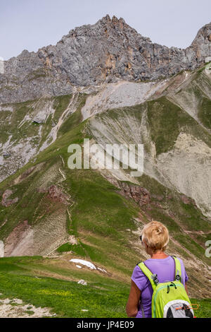 Alpina percorso a piedi attraverso Scharnitztal a sella Scharnitzjoch nelle Alpi del Tirolo, Austria Foto Stock