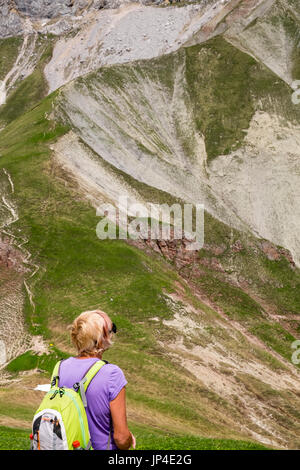 Alpina percorso a piedi attraverso Scharnitztal a sella Scharnitzjoch nelle Alpi del Tirolo, Austria Foto Stock