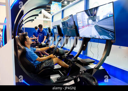 PS4 videHong Kong - Luglio 29, 2017: persone giocare alla Playstation 4 videogames. Xix Ani-Com & Games Hong Kong 2017 a Hong Kong Convention & dell'articolo EXHI Foto Stock