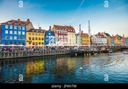 Il quartiere di Nyhavn è uno dei più famosi luoghi di interesse di Copenhagen, Danimarca Foto Stock