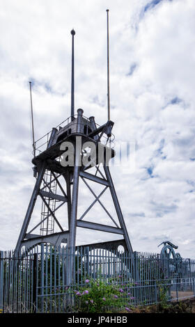 Londra<Greenwich,Enderby Wharf. Conservate il cavo marcia carico,vecchi macchinari su Wharf a nuove case Barratts Sviluppo Foto Stock