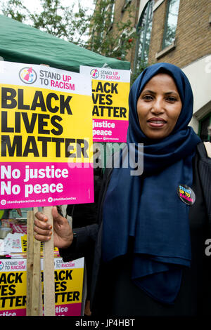 Rakhia Ismail in un rally,al di fuori di Stoke Newington stazione di polizia, Hackney, dopo la morte di venti anni Charles Rashan che è morto su 22n Foto Stock