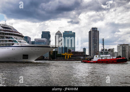 Regno Unito,Londra,MV Viking Sea Cruise Ship passa Canary Wharf Banche e piazza finanziaria come si lascia la città. Crociera lascia Londra. Il fiume Tamigi Foto Stock