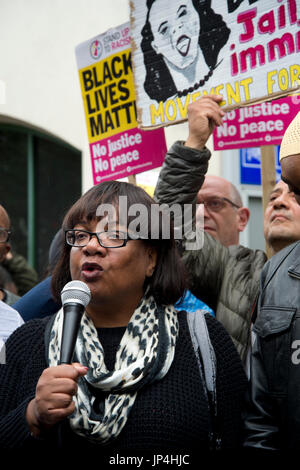 Diane Abbott parla in un rally, al di fuori di Stoke Newington stazione di polizia, dopo la morte di venti anni Charles Rashan morto il 22 luglio Foto Stock