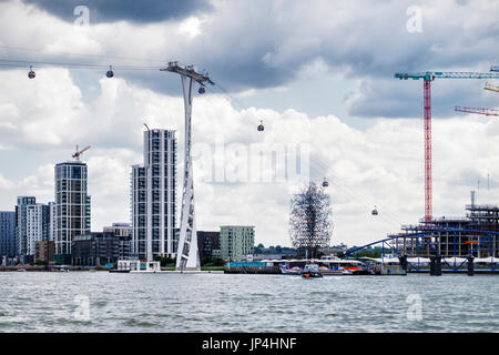 Regno Unito,Londra,Penisola di Greenwich. La nuova build luxury Riverside Apartments, i blocchi di appartamenti,Emirati via cavo,Anthony Gormley scultura di metallo,Fiume Tamigi Foto Stock