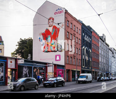 Berlin Mitte,Brunnestrasse. Murale gigante pubblicità pubblicità acqua Evian sul lato dell'edificio. Arte commerciali Foto Stock