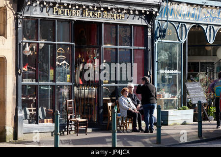 Negozi nel centro città, Todmorden, West Yorkshire Foto Stock