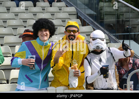 Cricket appassionati sostenitori in costume a Edgbaston Warwickshire Foto Stock