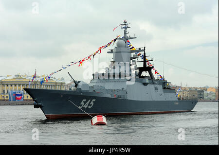 Saint Petersburg, Russia - 30 Luglio 2017: corvette Stoykiy durante una parata navale della marina militare per la celebrazione della festa Foto Stock