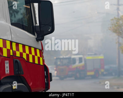 Motori antincendio parcheggiati in una strada durante la preparazione della stagione dei vigili del fuoco, la riduzione del rischio brucia a Sydney, Australia nel periodo invernale, luglio 2017 Foto Stock