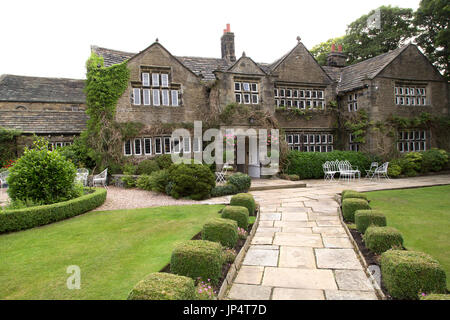 La facciata della Holdsworth House hotel e ristorante in Halifax, Inghilterra. La Jacobiana Manor detiene un albergo quattro stelle. Foto Stock