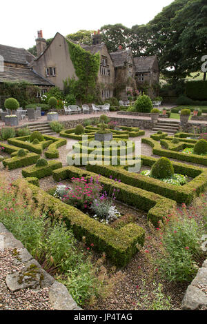 Sunken garden e la facciata della Holdsworth House hotel e ristorante in Halifax, Inghilterra. La Jacobiana Manor detiene un albergo quattro stelle. Foto Stock