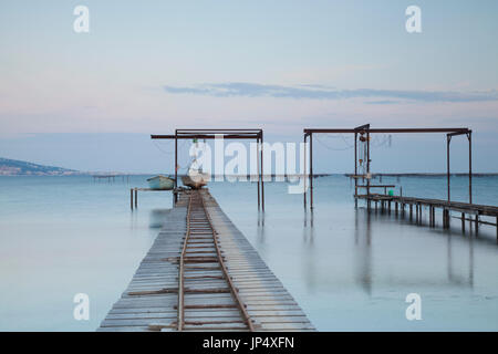 Molo di pesca in legno, Etang de Thau, Languedoc-Roussillon. Foto Stock