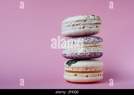 Macarons su sfondo rosa, splendidi dessert Foto Stock